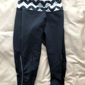Lululemon crop with pattern at waist